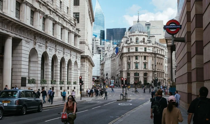 So you want a new London banking job? So do 23,300 other people